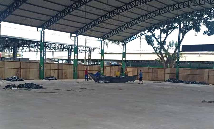 Após a saída de desabrigados, boxes são desmontados no Parque de Exposições de Rio Branco