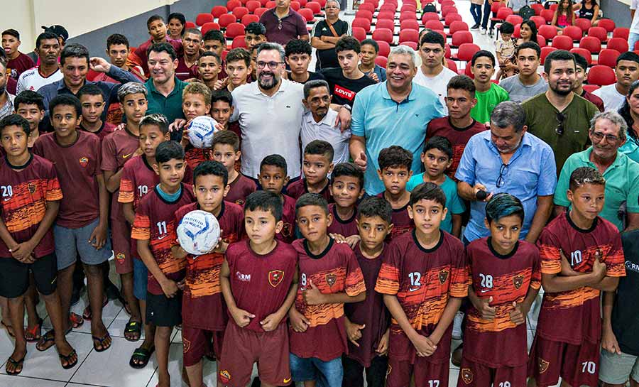 Em Tarauacá, Alan Rick anuncia recurso para fortalecer cadeia de café e entrega material esportivo para escolinha do Nato