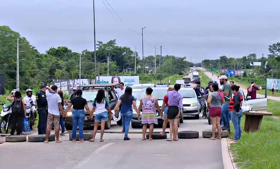 Moradores de vila no AC fecham rodovia e cobram iluminação e transporte público; protesto causa congestionamento