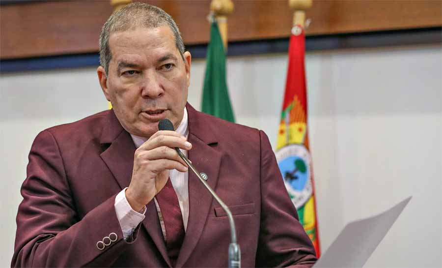 Chico Viga celebra sanção de lei que garante folga para exames preventivos de câncer no Acre