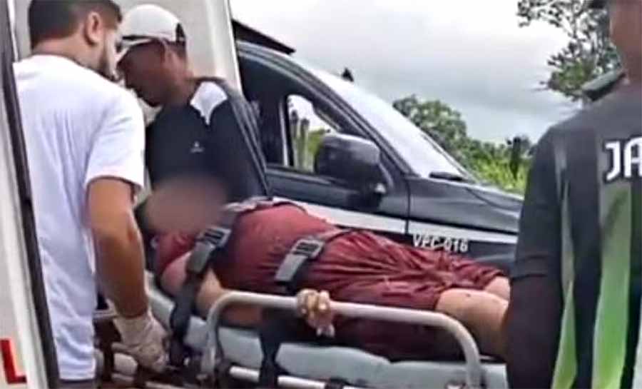 Indígena é suspeito de espancar e tentar matar mulher com facada no pescoço no Acre; suspeito fugiu