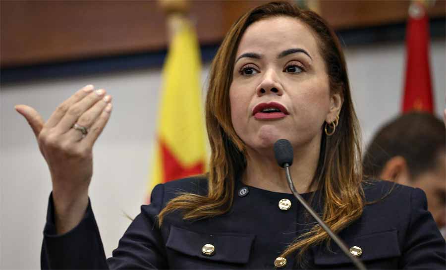 Michelle Melo cobra justiça para servidores da educação e reforça apoio à categoria