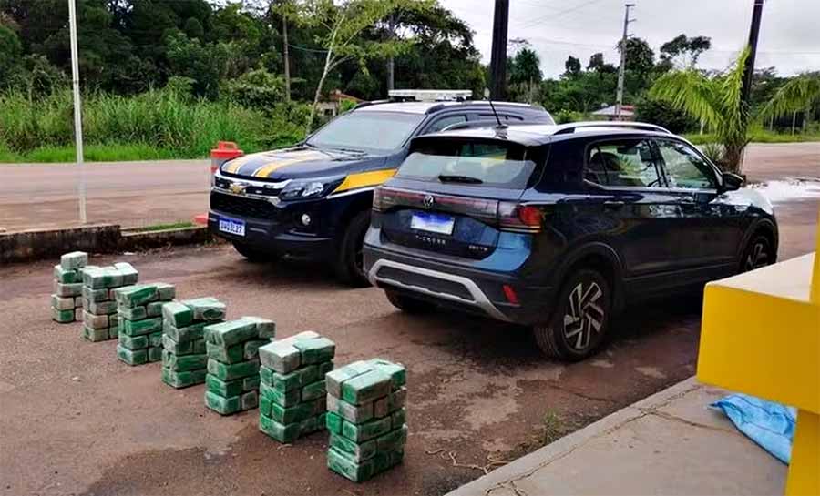 Homem foge de abordagem policial e abandona carro com mais de 100 quilos de droga em Rio Branco