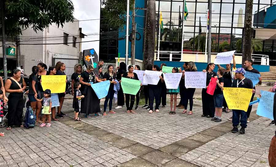 Em meio à sessão solene na Aleac, mães de crianças com TEA fazem manifestação: ‘reivindicando direitos’