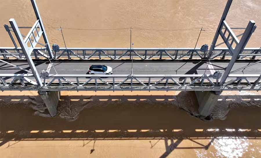 Homem salta de ponte para fugir de ataque criminoso e é levado pela correnteza de rio no Acre