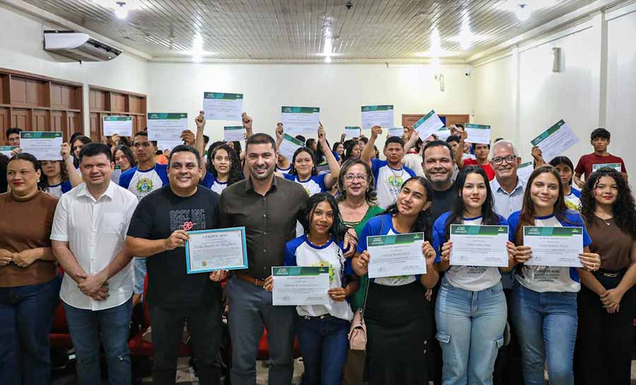 Em Brasiléia, Nicolau Jr entrega certificados para 100 alunos do curso de redação da Escola do Legislativo