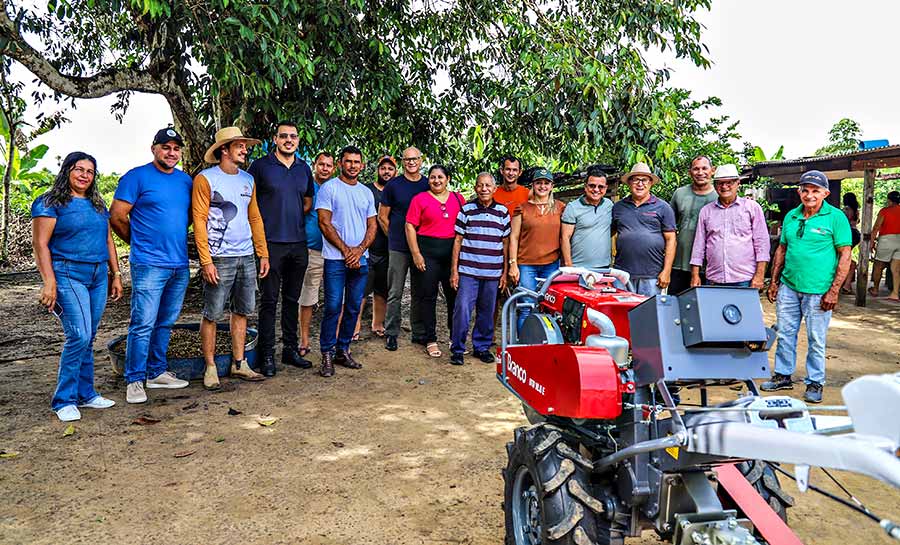 Gonzaga entrega máquinas compradas com emenda de sua autoria para beneficiar cafeicultores no Juruá