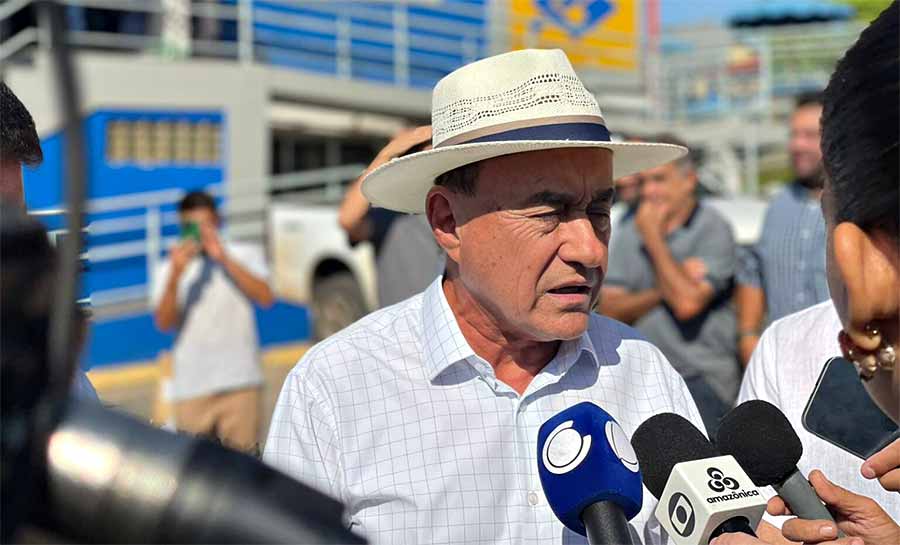 Bocalom rebate críticas de Alan Rick e questiona projeto do senador sobre fim dos lixões