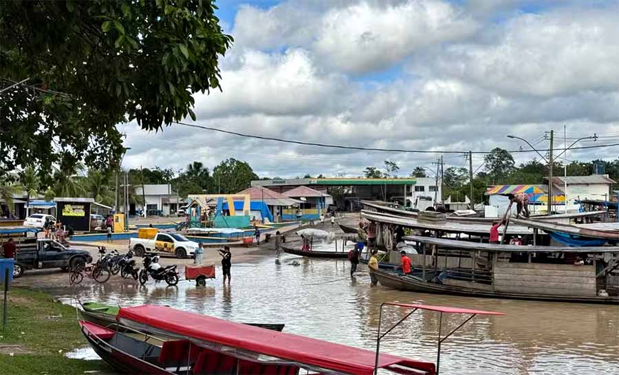 Acima da cota de transbordo, cheia do Rio Envira atinge quatro bairros de Feijó