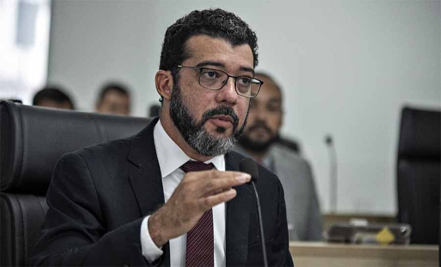 André Kamai cobra transparência e tenta aprofundar debate sobre o programa Asfalta Rio Branco