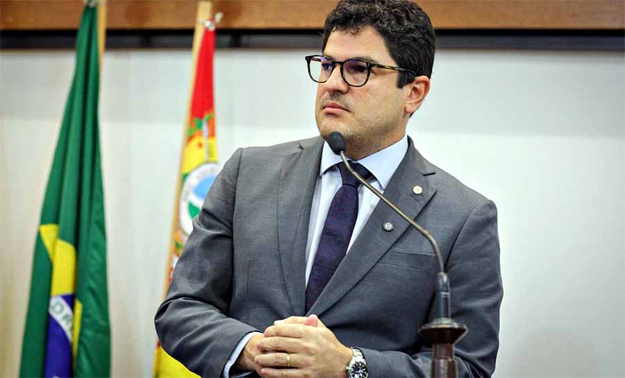 Eduardo Ribeiro lamenta falecimento de Toniquim e Zé Carlos da Frios Vilhena durante sessão na Aleac