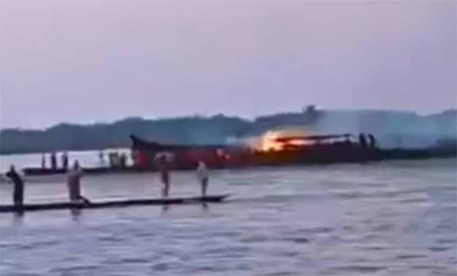 Barco pega fogo e deixa mais de 140 mortos no Congo