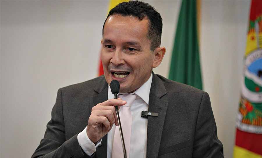 Adailton Cruz lamenta a morte do Papa Francisco e defende a manutenção dos contratos emergenciais na saúde