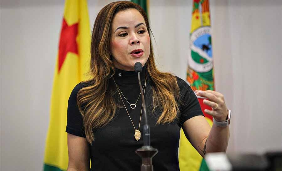 Michelle Melo cobra manutenção das estradas de Acrelândia e Plácido de Castro e celebra anúncio de rotatória em Vila Campinas