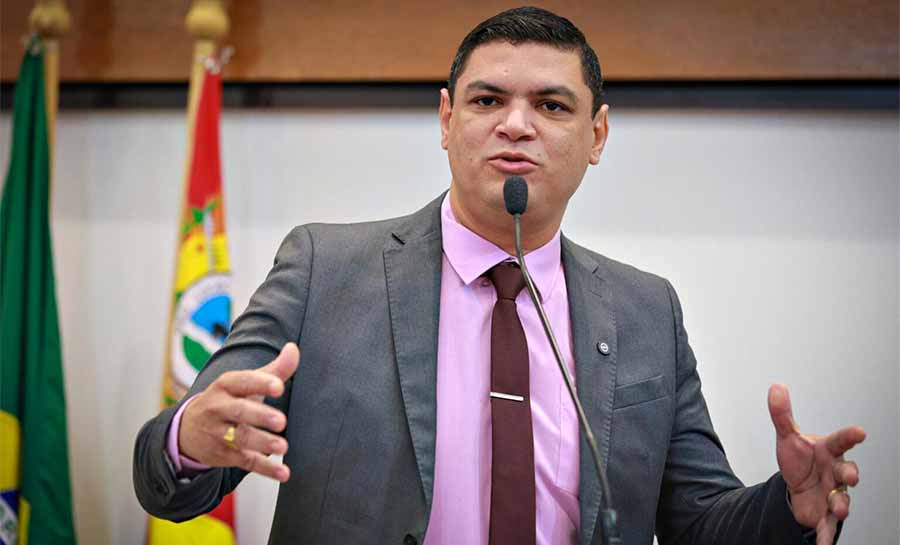 Tio Pablo cobra cumprimento de indenização aos ex-servidores do ISE e denuncia maus-tratos a estudantes de medicina na Bolívia