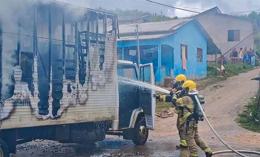 Caminhão que transportava móveis pega fogo em Cruzeiro do Sul