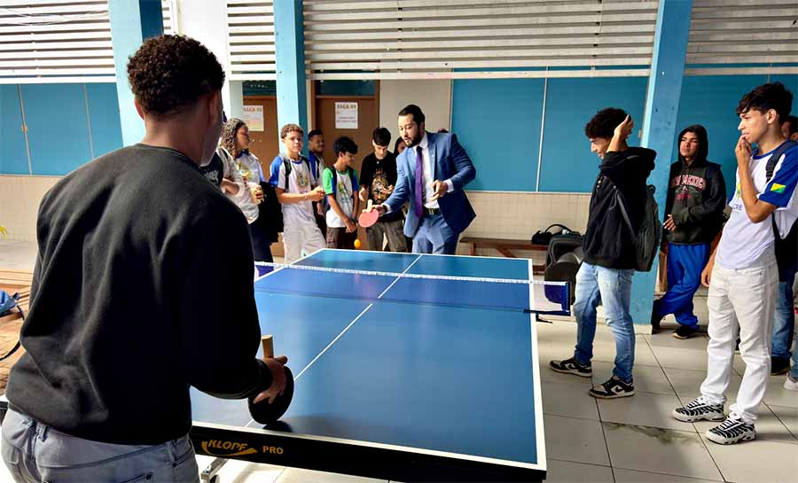 Deputado Emerson Jarude entrega jogos didáticos ao CEJA e desafia alunos para garantir próxima emenda”
