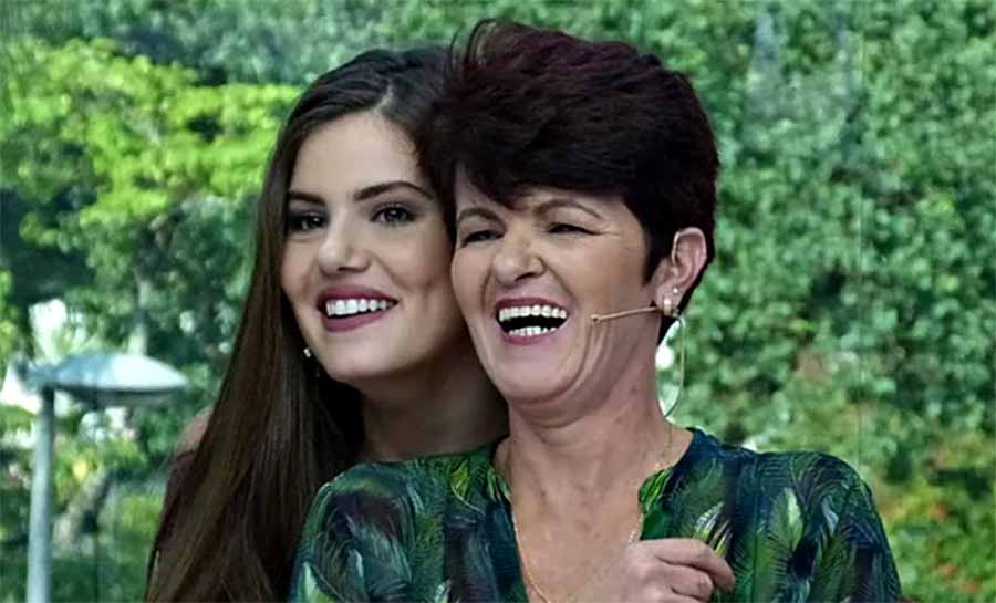 Camila Queiroz rebate críticas à mãe manicure
