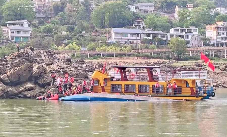 Tempestade vira barcos turísticos na China e deixa nove mortos