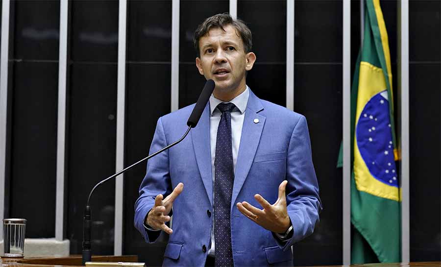 Projeto de Lei de Eduardo Velloso propõe prazo de 30 dias para ressarcimento de descontos indevidos após denúncias de fraude bilionária no INSS