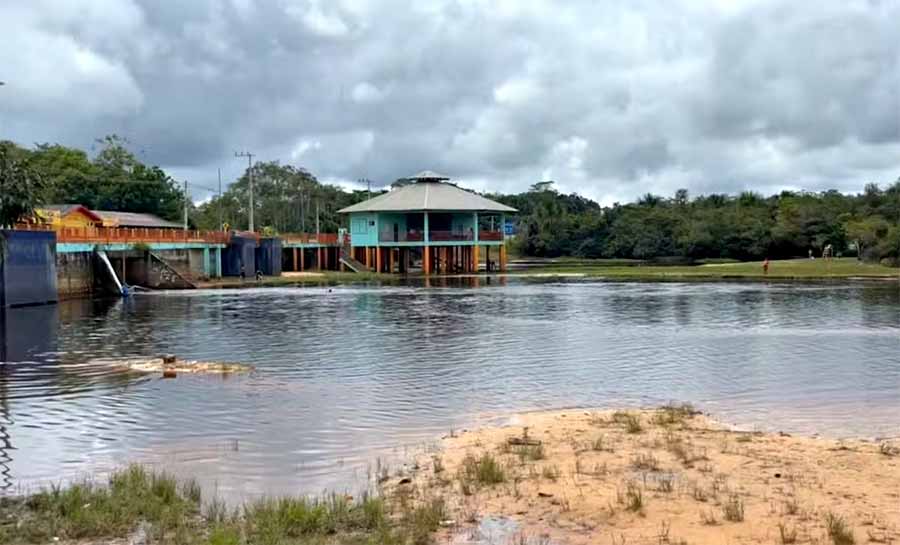 Mulher quase morre afogada ao tentar atravessar igarapé de ponto turístico em Cruzeiro do Sul