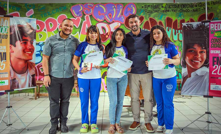 Na escola Glória Perez, Nicolau Jr. entrega certificados para 100 alunos do projeto Redação Nota Mil da Escola do Legislativo