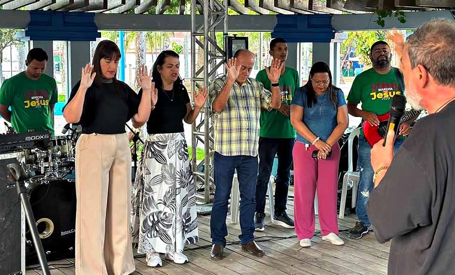 Evento de 50 horas de louvor reúne igrejas evangélicas na Praça da Revolução, em Rio Branco