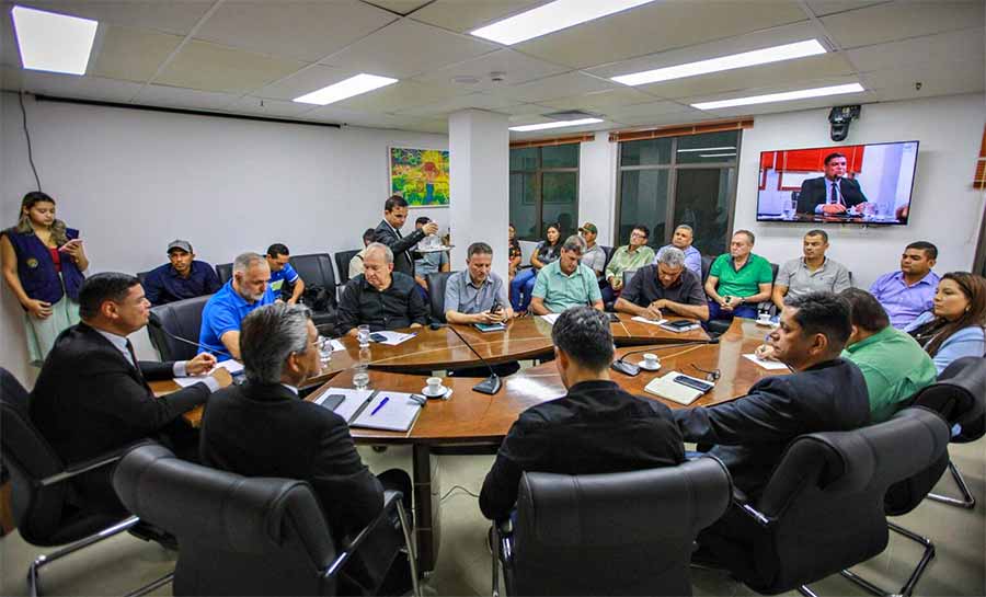 Na Aleac, deputados e governo do Acre debatem com produtores impacto da pauta fiscal do boi