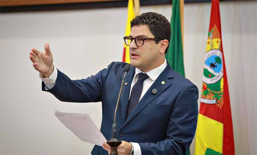 Eduardo Ribeiro homenageia Dr. Lisboa e destaca desafios da educação rural no Acre