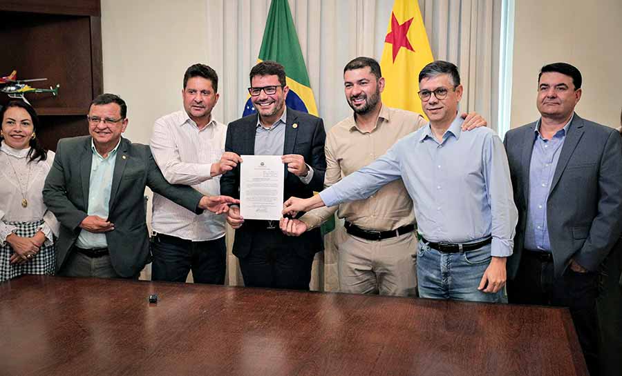 Gladson e Nicolau assinam lei estadual que cria Dia S de valorização do Sesc e Senac