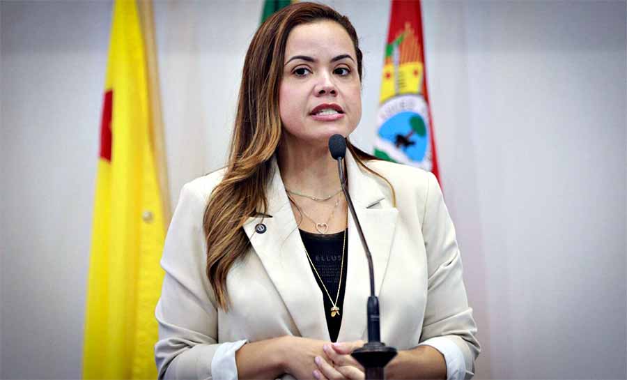 Michelle Melo defende redução de carga horária para servidores com doenças irreversíveis e cobra sala de parto em Capixaba