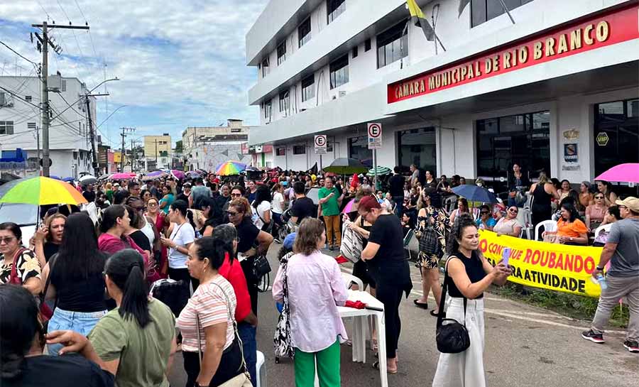 Em greve, servidores de escolas municipais fecham rua e protestam em frente à Câmara de Rio Branco