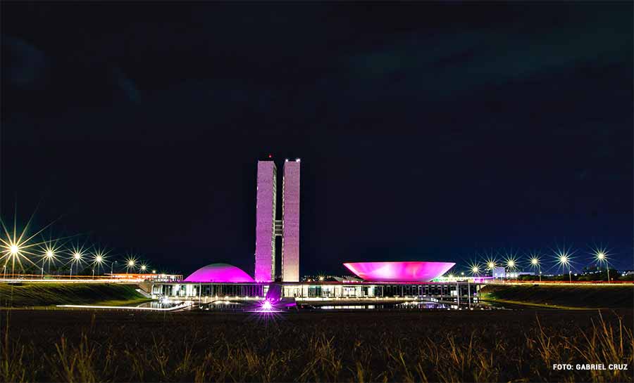 Senado Federal será iluminado de rosa em apoio à luta contra a LAM, por iniciativa do senador Alan Rick
