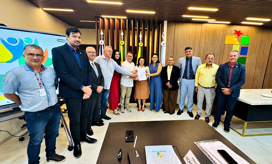 No TCE, com a presença do MPC, CGU, TCU e MP, prefeitos do Baixo Acre assinam pacto pela boa governança pública