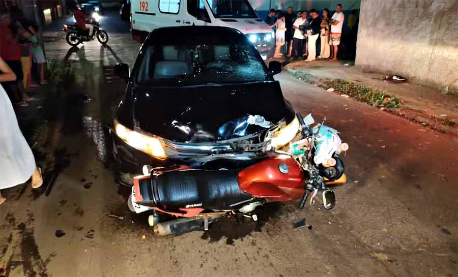 Motociclista, esposa e criança ficam gravemente feridos após colisão com carro em cruzamento de Rio Branco