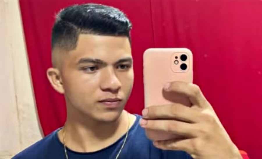 Jovem de 21 anos morre após perder controle de moto e bater em palmeira em avenida de Rio Branco