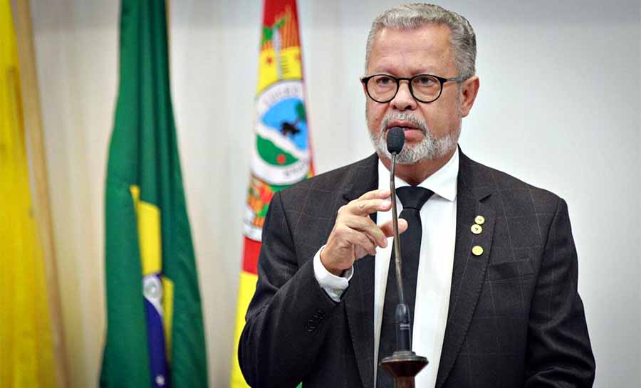 Afonso Fernandes homenageia policiais legislativos e faz duras críticas aos embargos ambientais