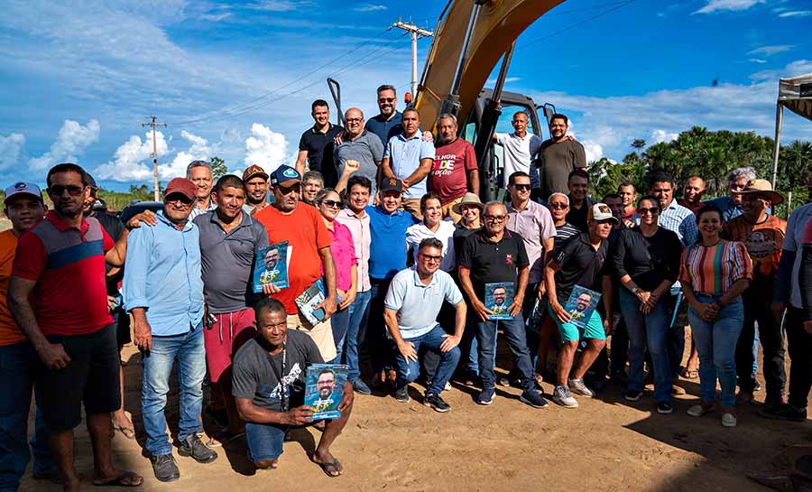 Alan Rick viabiliza entrega de escavadeira hidráulica e fortalece cafeicultura em Mâncio Lima