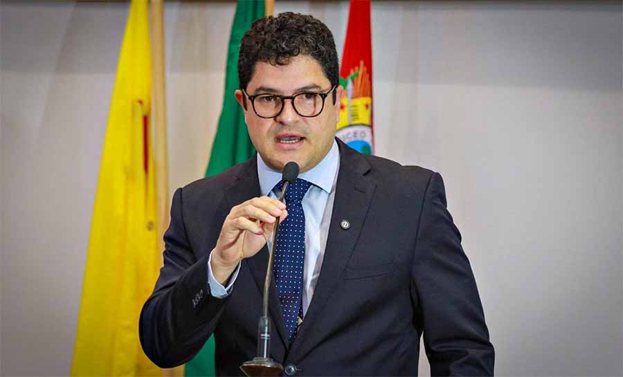 Eduardo Ribeiro defende projeto que garante transporte para mães carentes após alta da maternidade