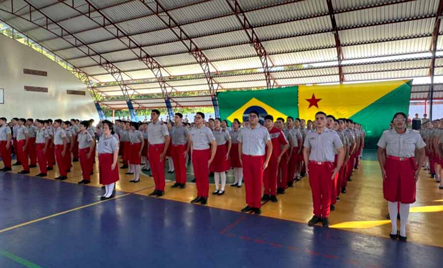 Colégio Militar entrega alamares e certificados de mérito a mais de 200 alunos em Cruzeiro do Sul