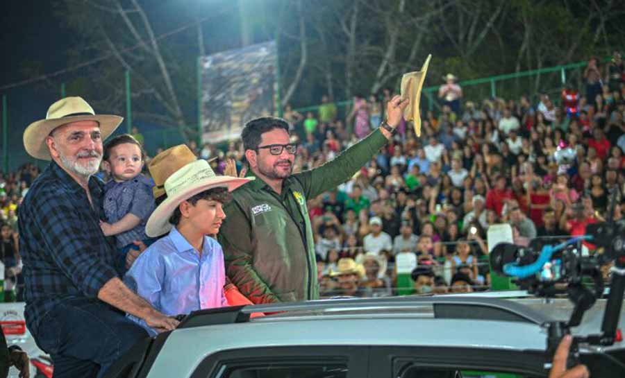 Governador Gladson Camelí encerra rodeio da Expoacre com homenagem à inclusão e às pessoas autistas