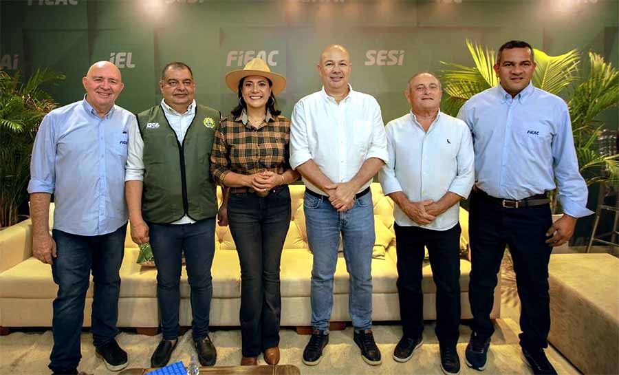 Expoacre: Mailza Assis visita Espaço Indústria e exalta o setor produtivo
