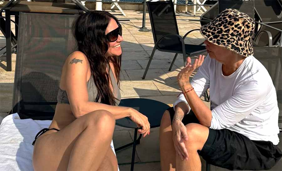 Alessandra Negrini renova bronze ao celebrar encontro com amiga