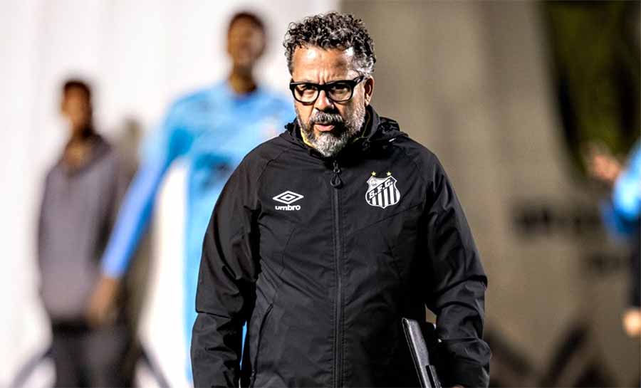 Cléber Xavier não resiste à goleada e é demitido do Santos
