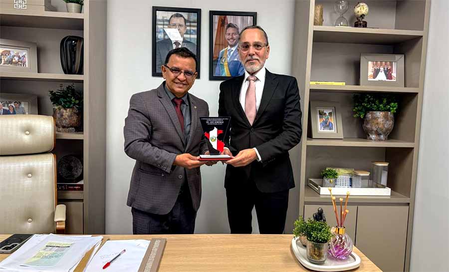 Gonzaga é homenageado por cônsul peruano pelos serviços prestados em prol da integração comercial entre Acre e Peru