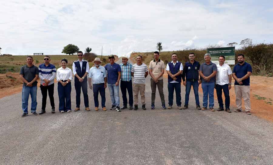 Bocalom e Márcio Bittar visitam obras de pavimentação da AC-445 entre Bujari e Porto Acre