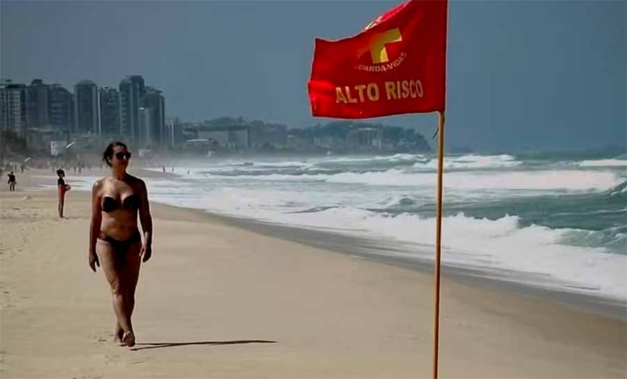 Catia Fonseca exibe boa forma aos 56 anos em foto de biquini