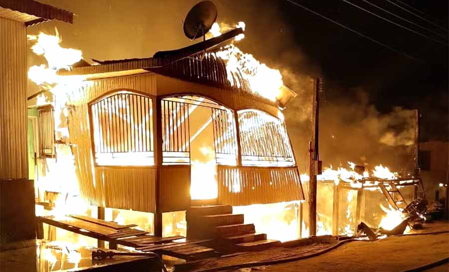 Incêndio de grandes proporções destrói quatro casas no interior do Acre