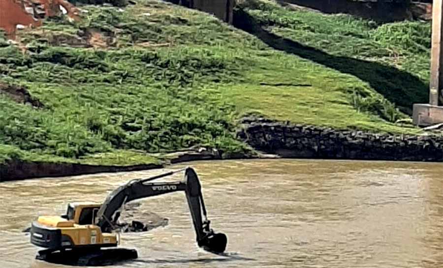 Deracre segue retirando resíduos e entulhos em operação de limpeza no Rio Acre, em Rio Branco