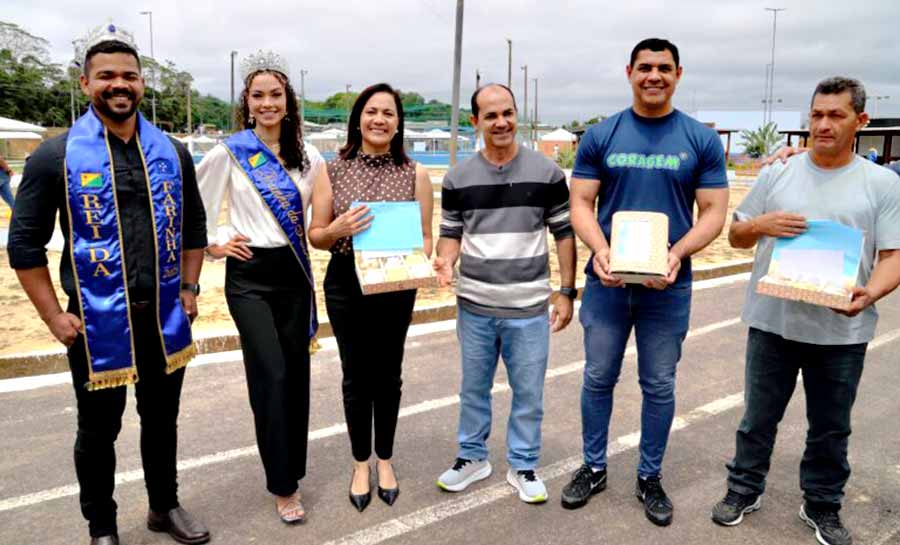 Governadora em exercício Mailza destaca importância do Festival da Farinha para cultura e economia, durante visita ao espaço do evento